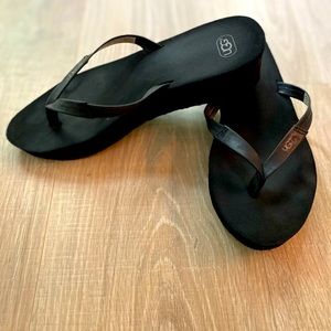 UGG black size10 rubber flip flops/leather strap